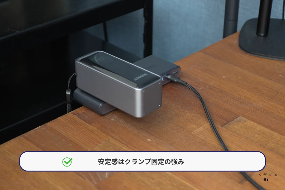 デスクに固定したNano Power Strip