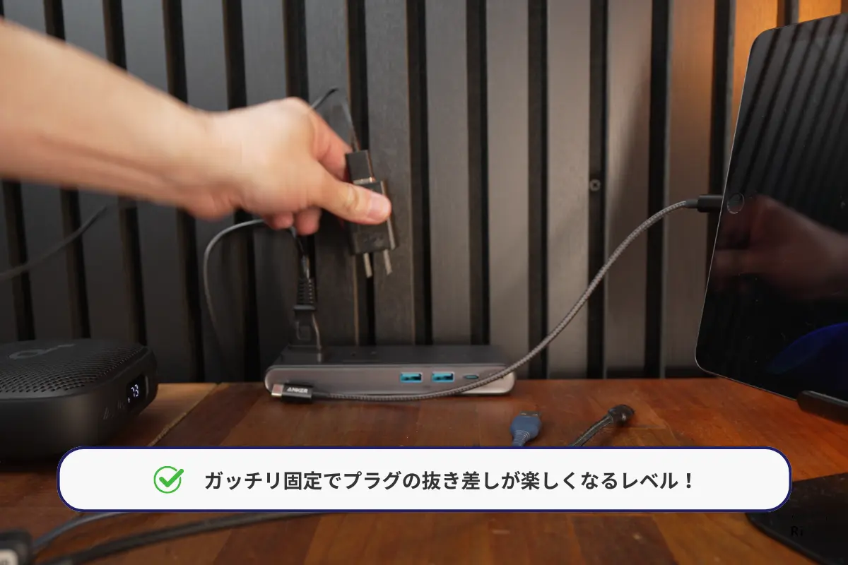 固定した電源タップでプラグを抜き差しする様子