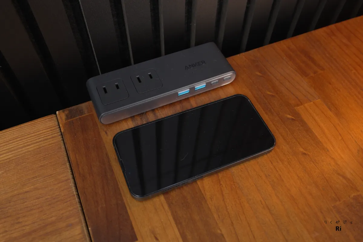 スマホと並べたサイズ感