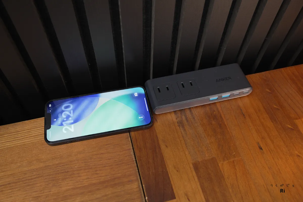スマホと並べたサイズ感