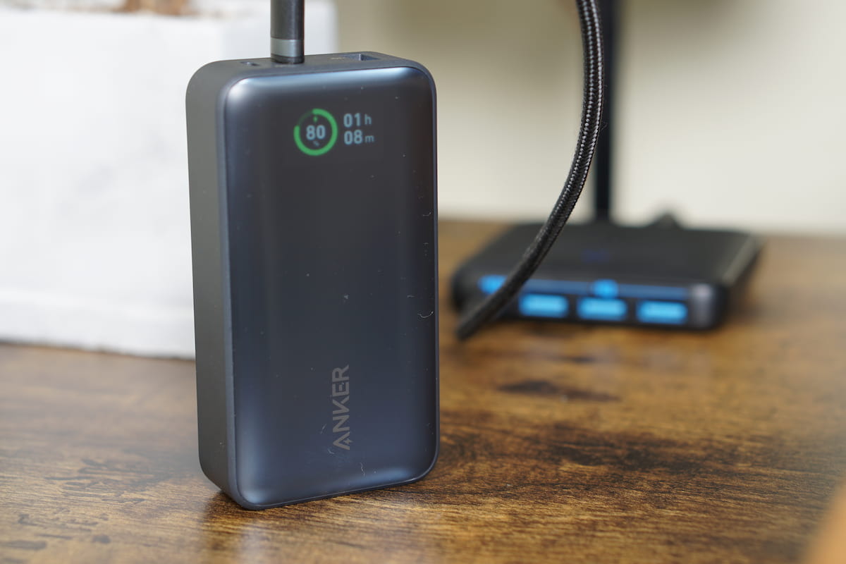 充電中のAnker Power Bank（10000mAh, 30W）の写真