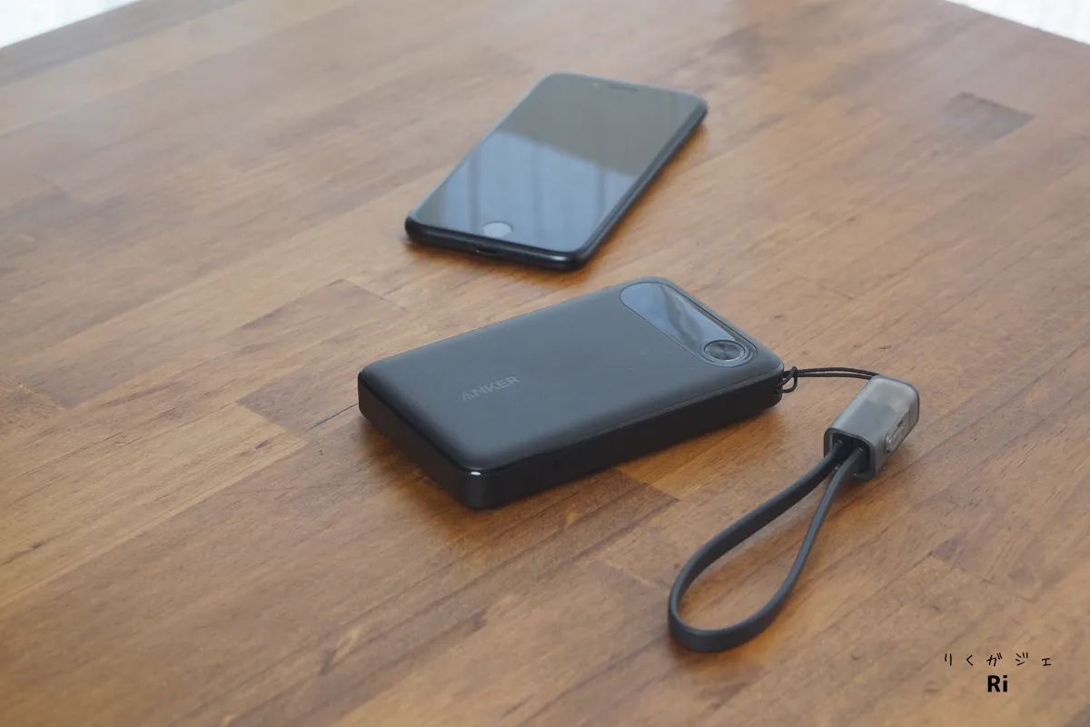 Anker Power Bank (10000mAh, 22.5W) とスマホの写真