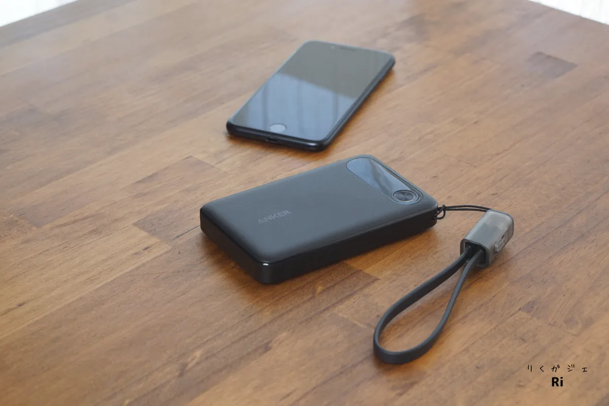 机の上にAnker Power Bank (10000mAh, 22.5W)を置いている写真