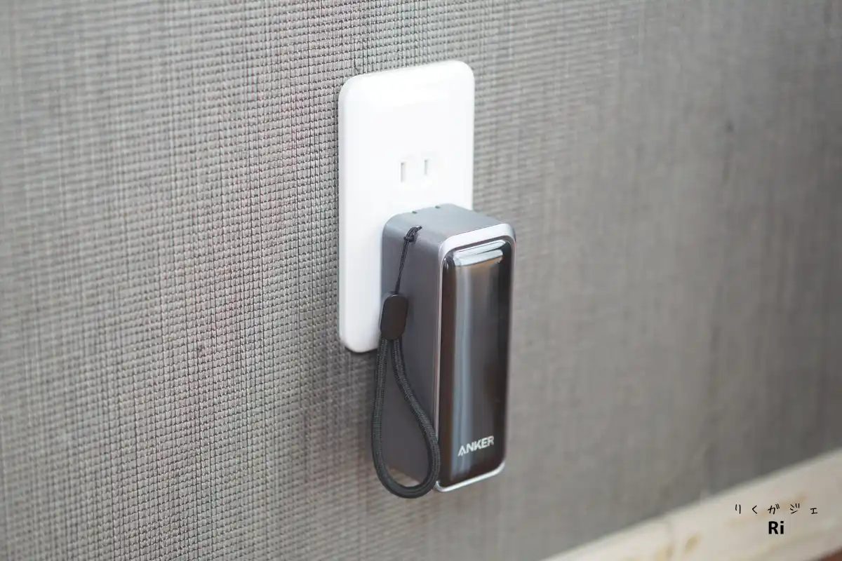充電中モバイルバッテリーの写真