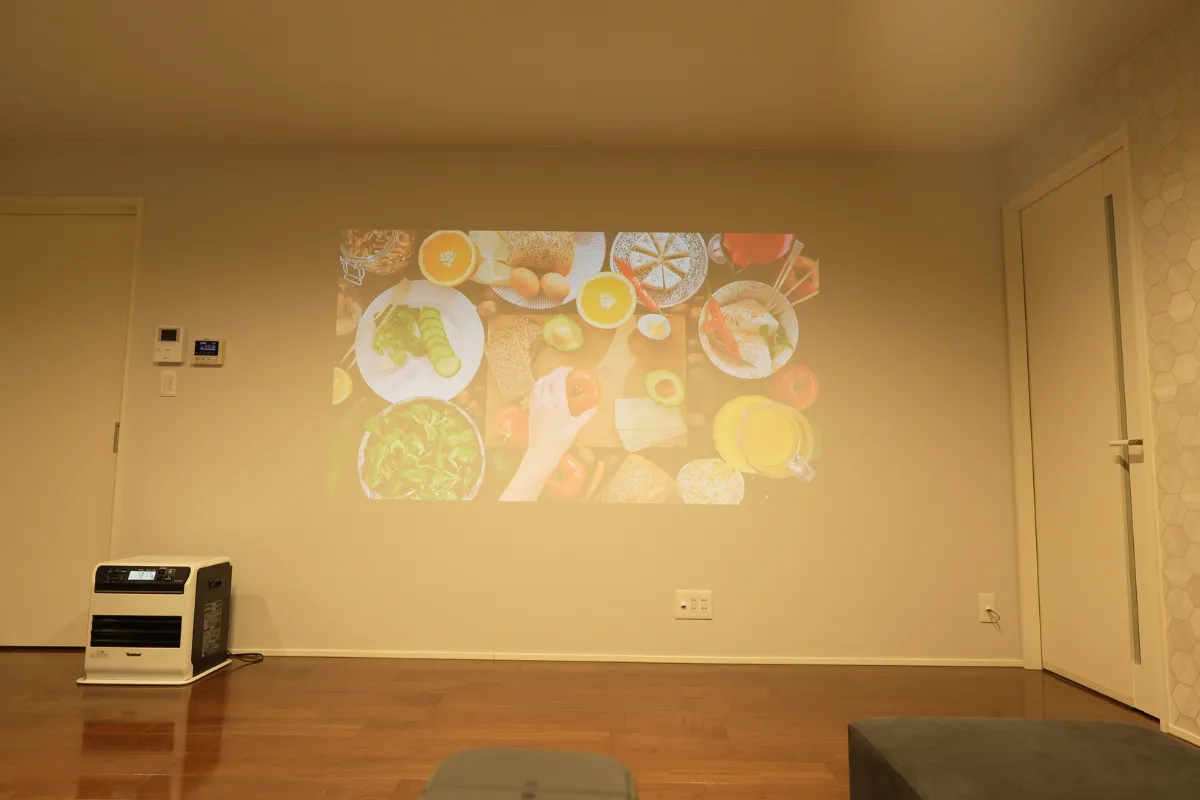 Nebula P1 照明ありの部屋での投影