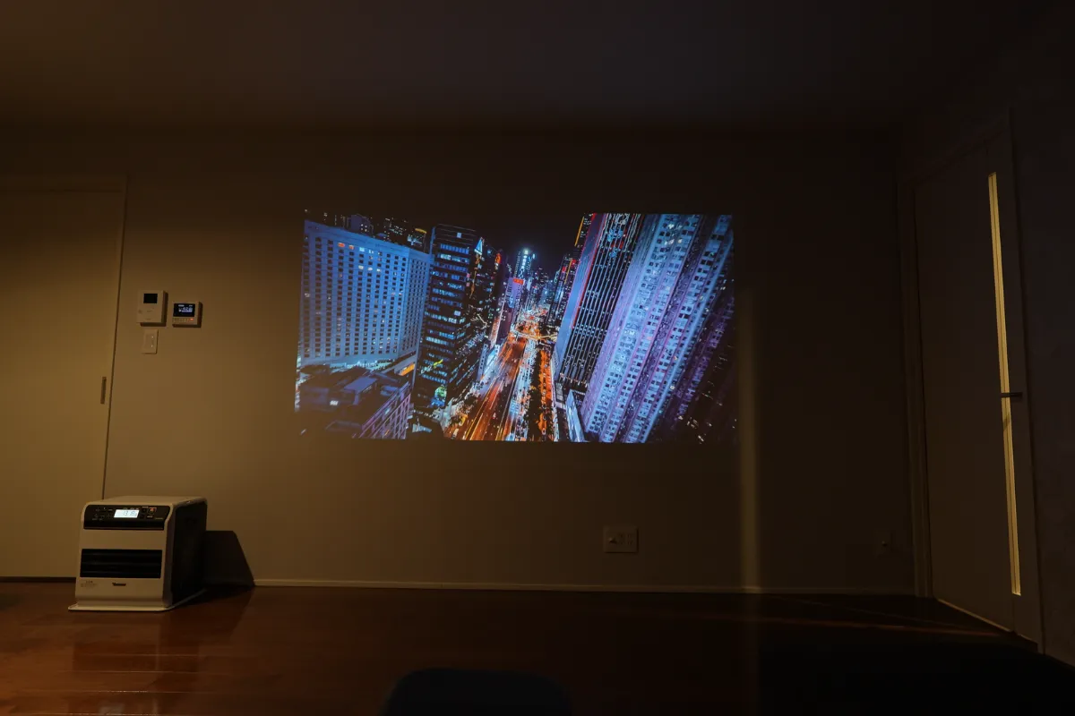 Nebula P1 間接照明の部屋での投影