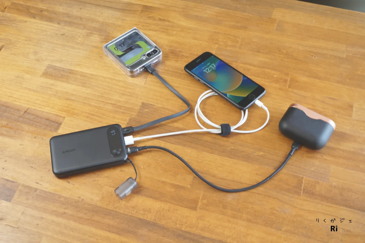 Anker Power Bank（10000mAh, 22.5W）を使って、iPhone・Apple Watch・ワイヤレスイヤホンを同時に充電している様子。最大出力約14.7Wで小型デバイスに十分な性能。