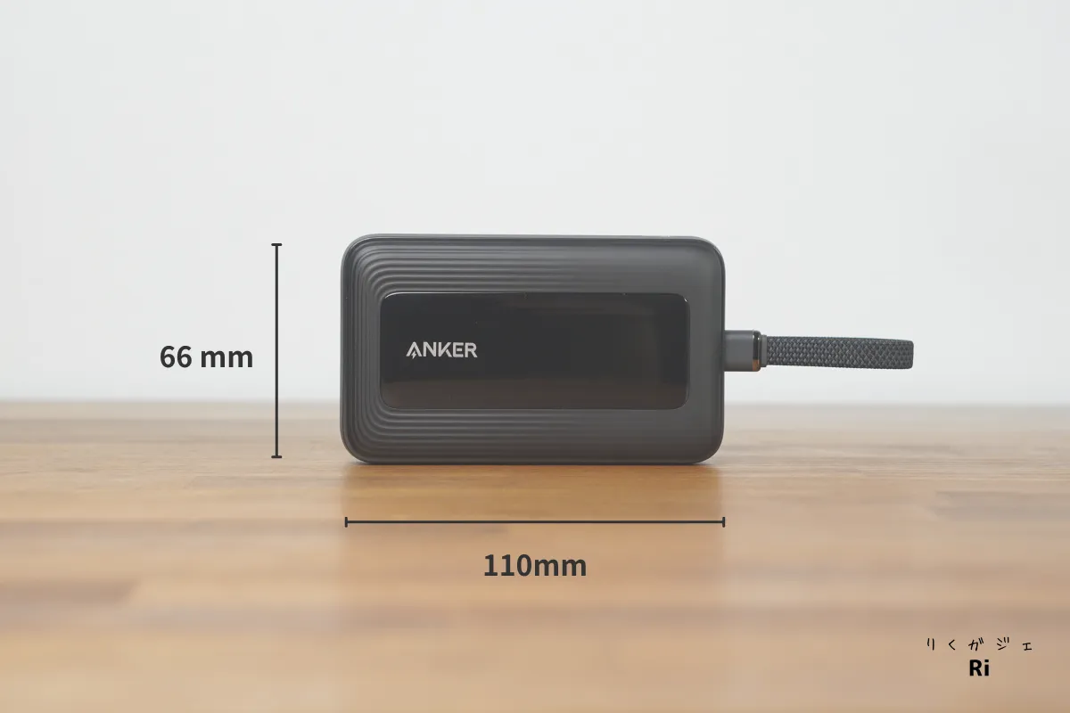 Anker Zolo Power Bank（10000mAh, 30W）の本体サイズを示した画像。縦66mm、横110mmのコンパクト設計で持ち運びに適している。