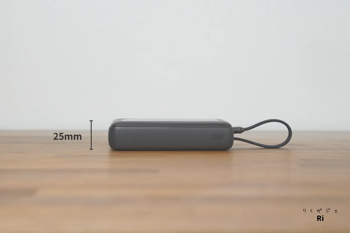 Anker Zolo Power Bank（10000mAh, 30W）の厚みを示す画像。側面の厚さは25mmで、手のひらサイズの薄型モバイルバッテリー。