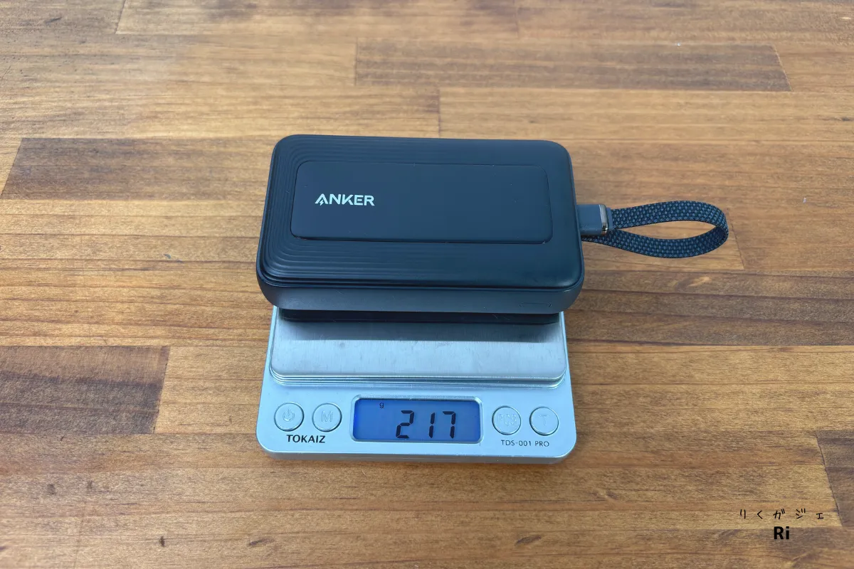 Anker Zolo Power Bank（10000mAh, 30W）をデジタルスケールに乗せた画像。実測重量は217gで、185mlの缶コーヒーと同程度の軽さ。