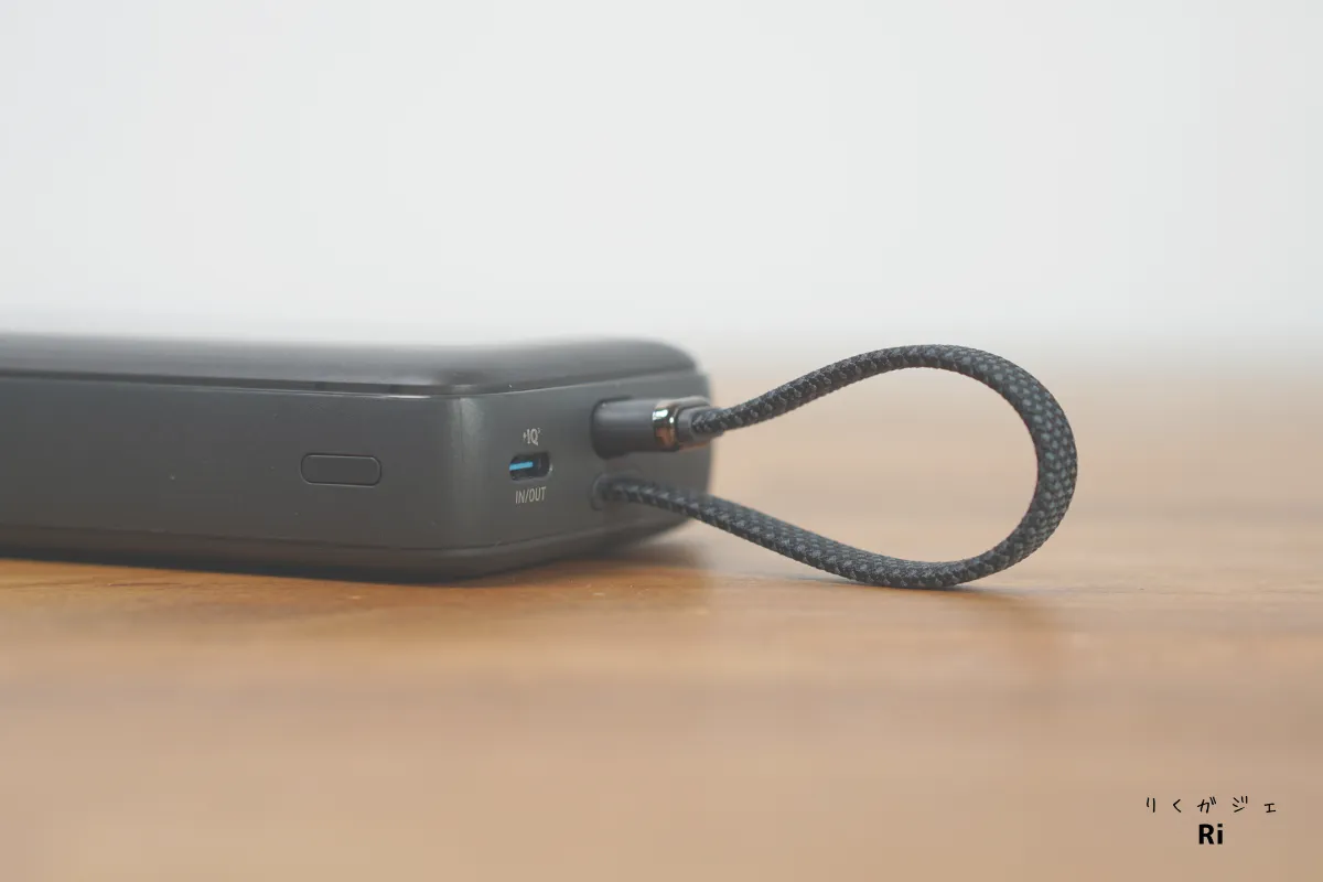 Anker Zolo Power Bank（10000mAh, 30W）の内蔵USB-Cケーブル接続部をクローズアップした画像。片側が固定され、もう一方を本体に差し込んで収納する構造。