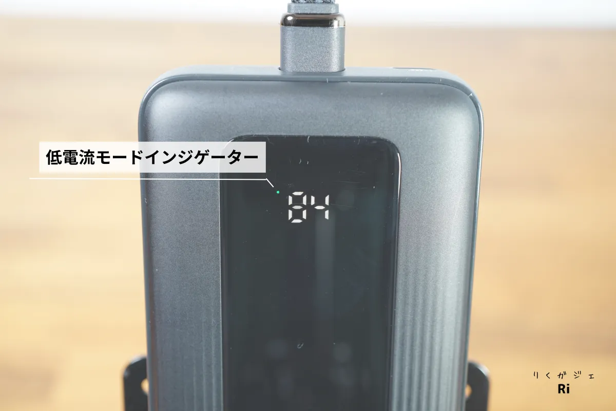 Anker Zolo Power Bank（10000mAh, 30W）のLEDディスプレイに表示された低電流モードのインジケーター。小型デバイス向けの低出力充電に対応していることを示す。