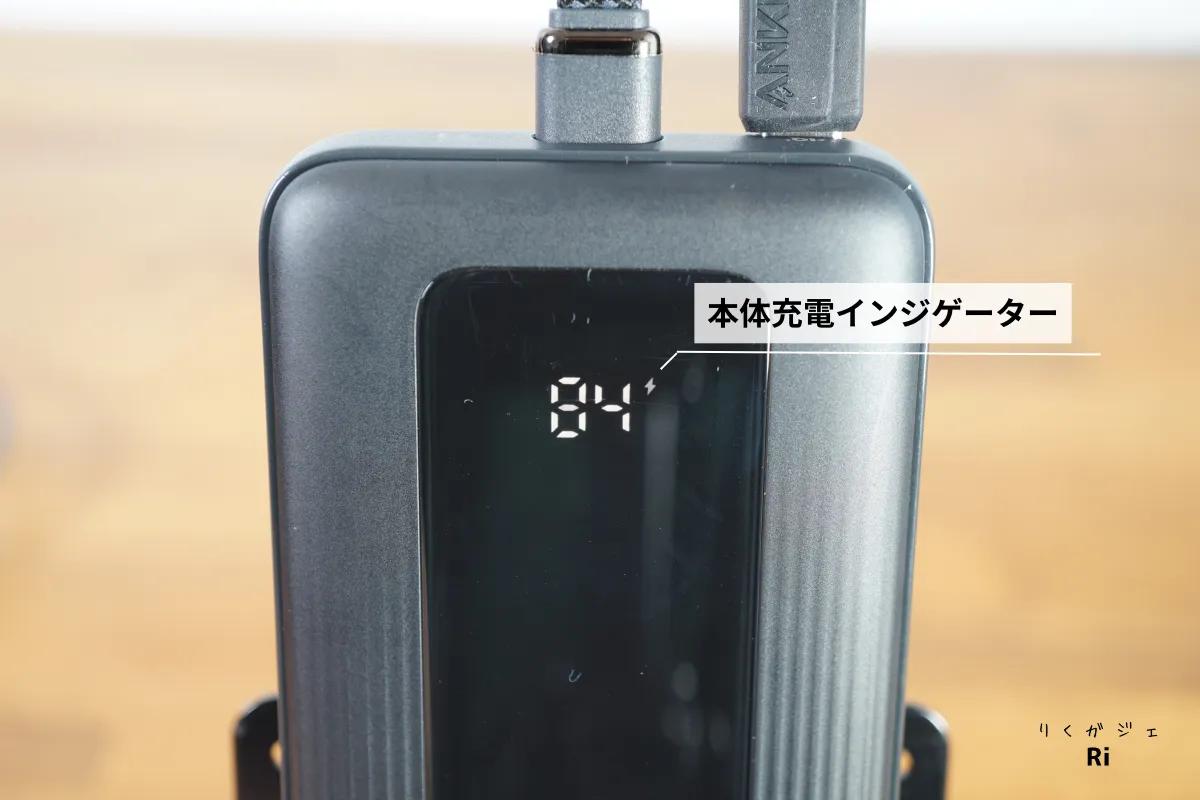 Anker Zolo Power Bank（10000mAh, 30W）の本体充電インジケーターをクローズアップした画像。LEDディスプレイに現在の充電残量が数値で表示される仕様。
