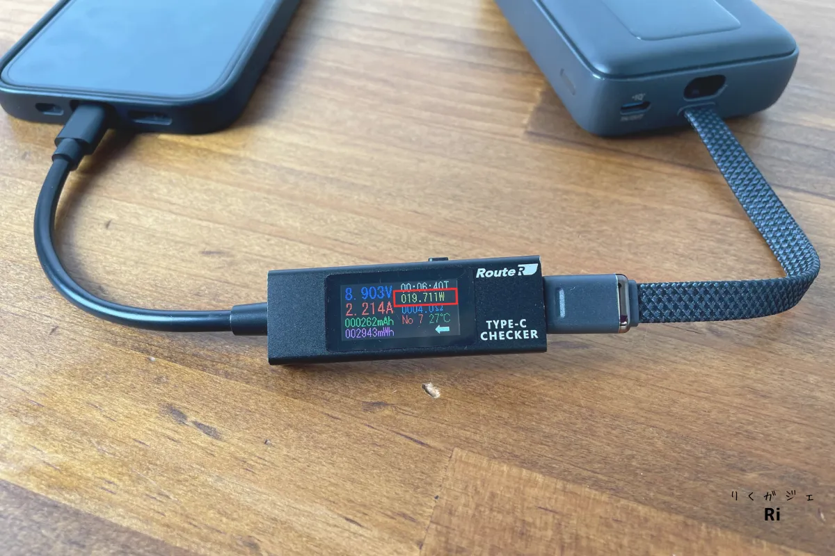 Anker Zolo Power Bank（10000mAh, 30W）のUSB-C内蔵ケーブルでスマートフォンを充電している様子。USB電圧チェッカーで実測19.71Wの出力が確認できる。