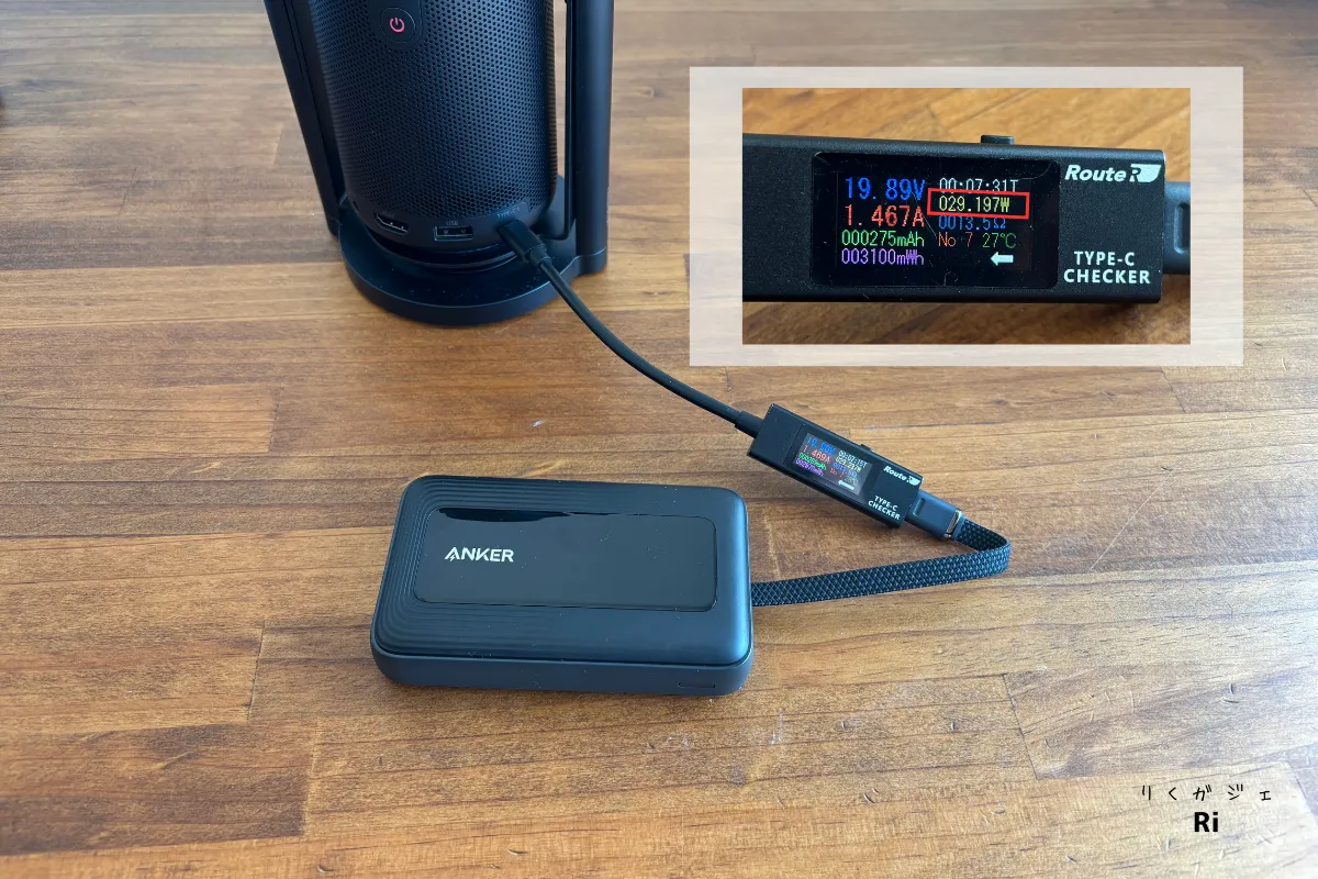 Anker Zolo Power Bank（10000mAh, 30W）でモバイルプロジェクターを充電している様子。USB電圧チェッカーにより、実測29.19Wの出力が確認できる。