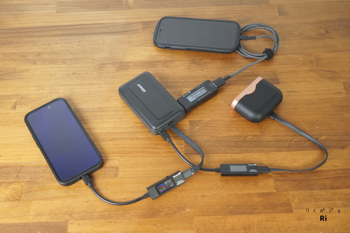 Anker Zolo Power Bank（10000mAh, 30W）でスマートフォン・ワイヤレスイヤホン・小型デバイスの3台を同時充電している様子。複数ポート使用時の合計出力は最大15Wに制限される。