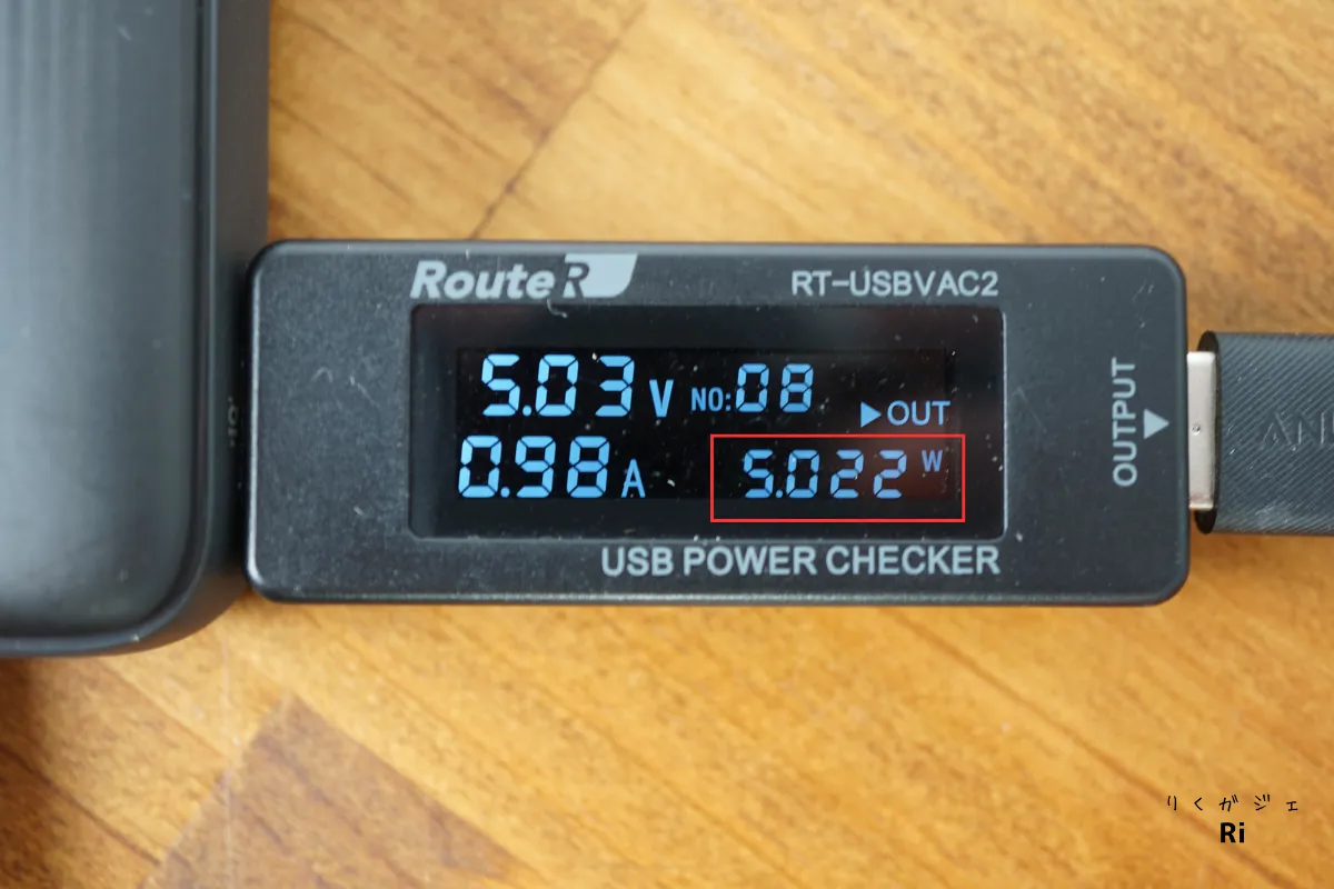 Anker Zolo Power Bankで3台同時に充電している際のiPhoneの実測出力を示すUSB電圧チェッカー。出力は約5.0Wと表示されており、合計出力15W内で分配されていることがわかる。