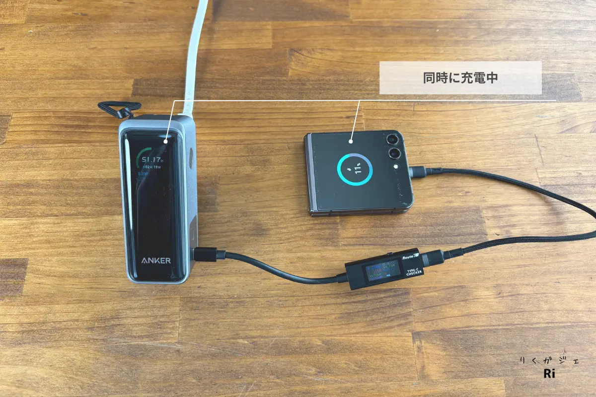 Anker Prime Power Bankでモバイルバッテリー本体とスマートフォンを同時に充電している様子。パススルー充電に対応し、効率的な充電が可能。