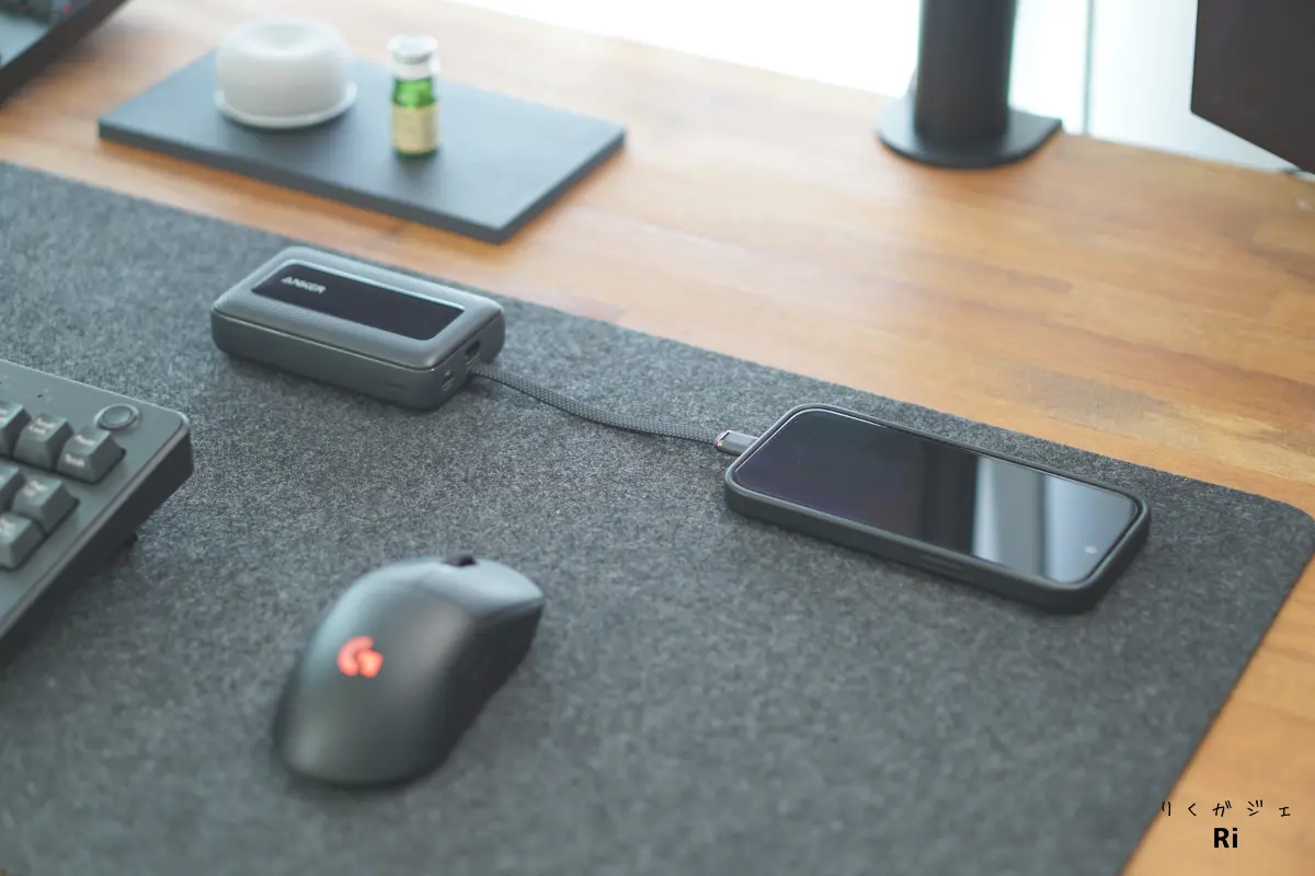 デスクの上のZolo Power Bank。ケーブルが適度に短いので邪魔にならない。