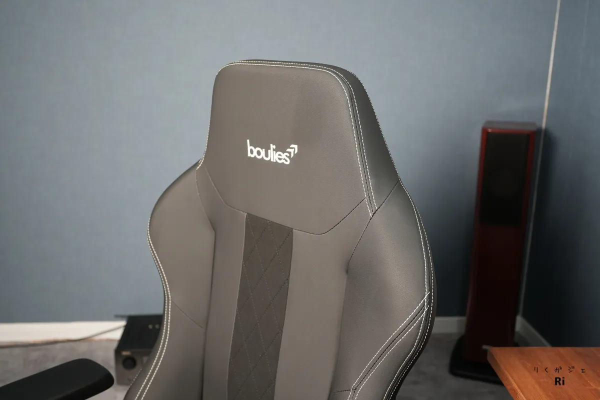 Boulies Master Rex のフラットでシンプルなヘッドレスト部分のアップ写真。穴のないデザインと上質な素材感が特徴