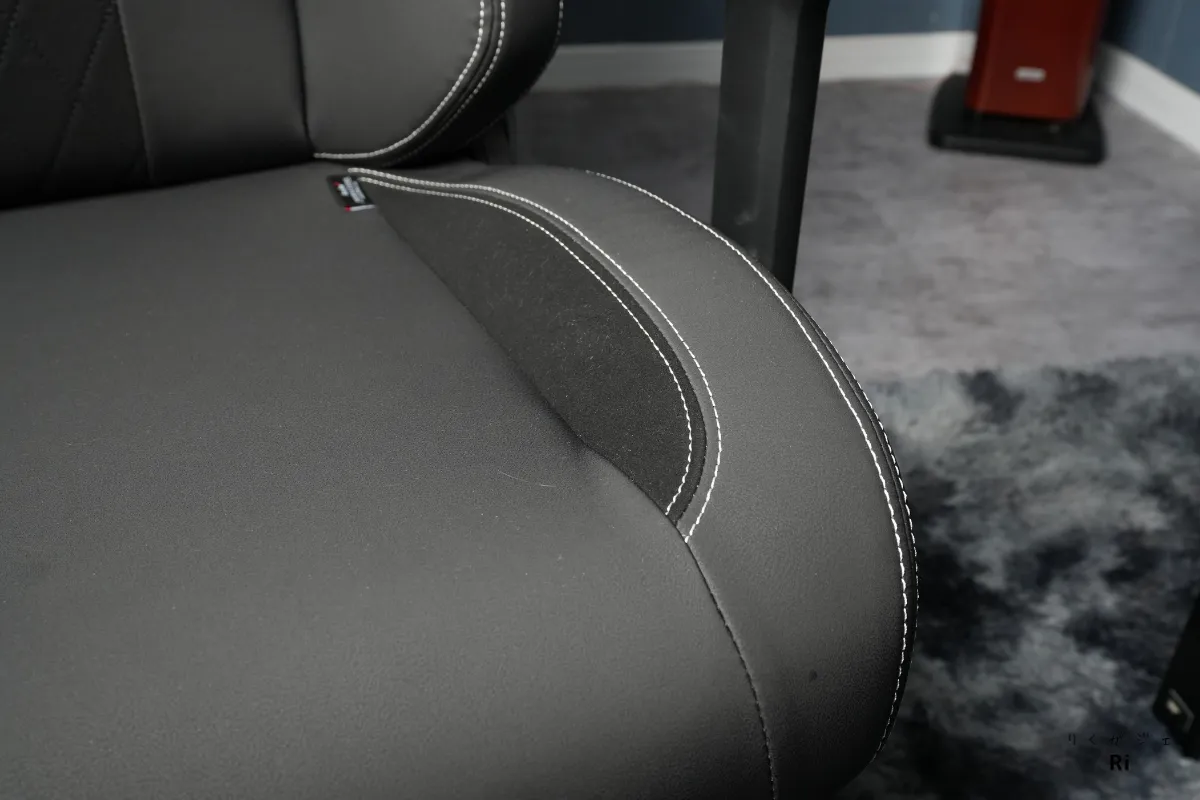 Boulies Master Rex の座面クッションのクローズアップ。丁寧な縫製と白いステッチがアクセントになった大人っぽいデザインが特徴