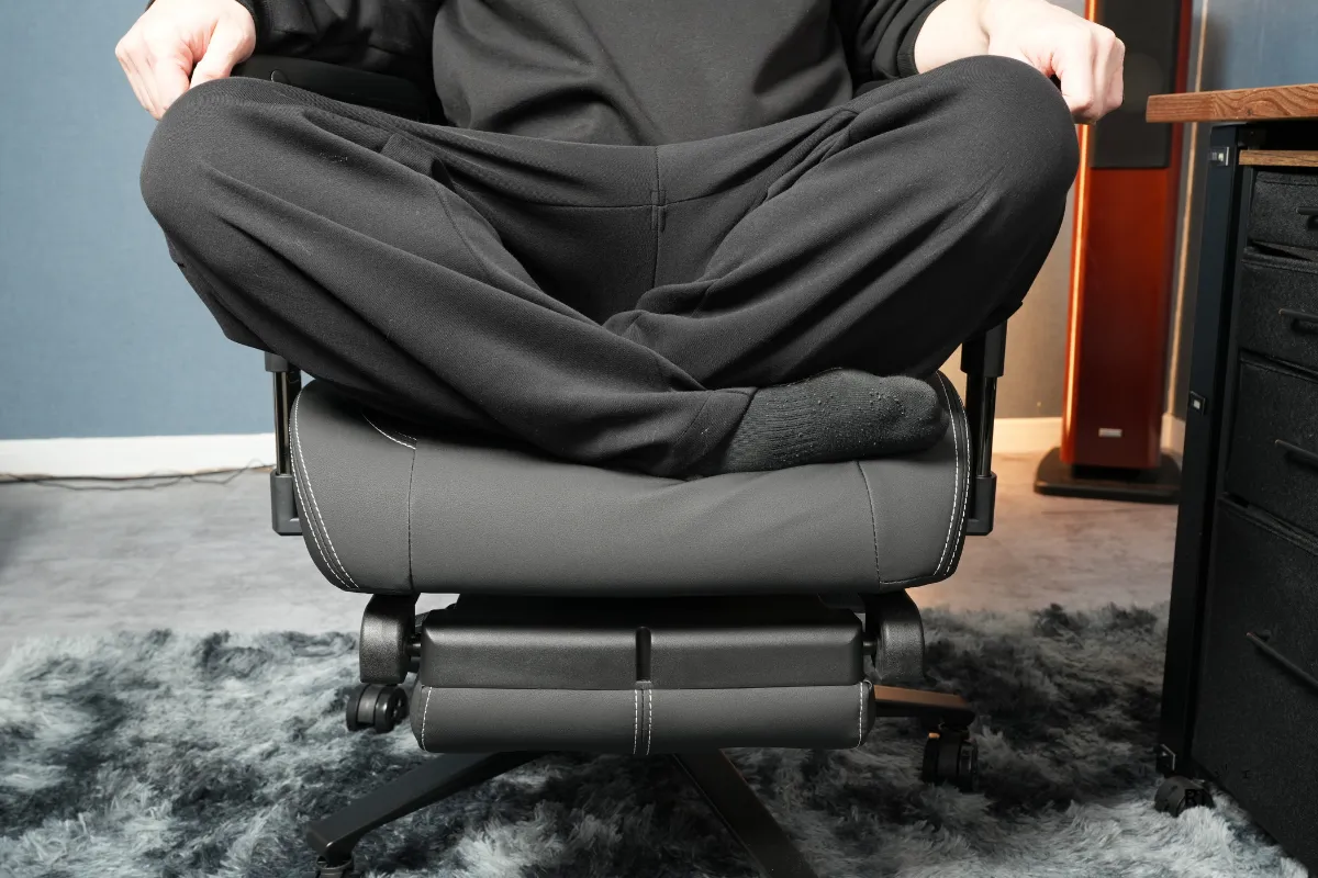 椅子の座面であぐらをかいて座る人物。広めの座面デザインの使用イメージ