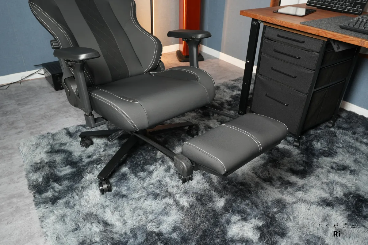 Boulies Master Rexの収納式オットマンを引き出した状態で撮影されたチェア。足を伸ばして休憩できる仕様を示す