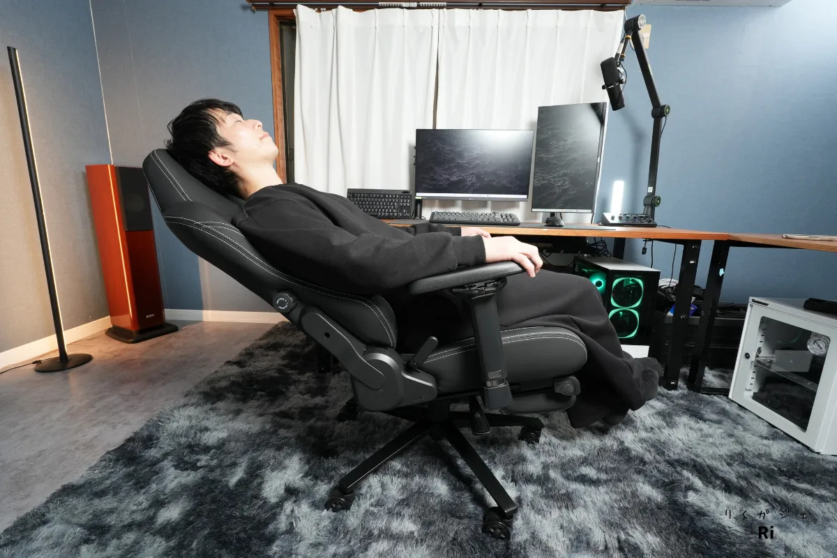 Boulies Master Rexに深くリクライニングしてゆったりと座る男性の様子。ロッキング機能を使いリラックス姿勢をとっている