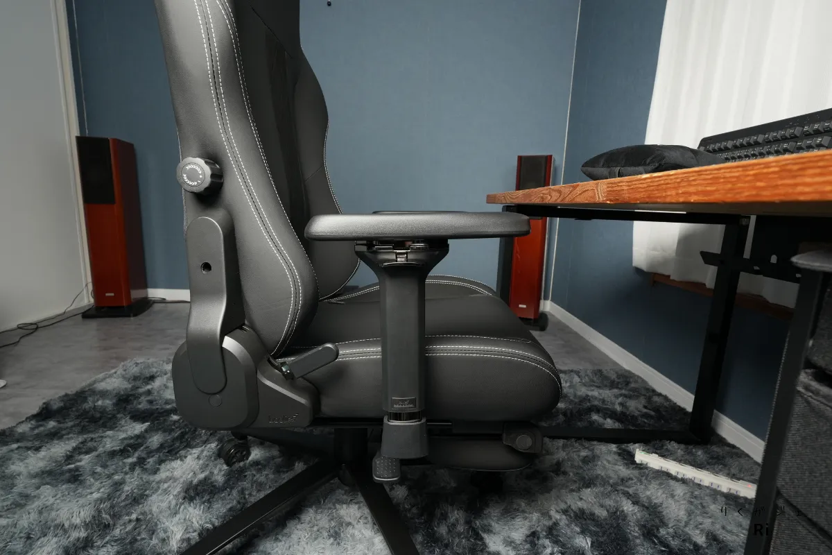 アームレストを最も低い位置(64.5cm)に設定したゲーミングチェアの側面