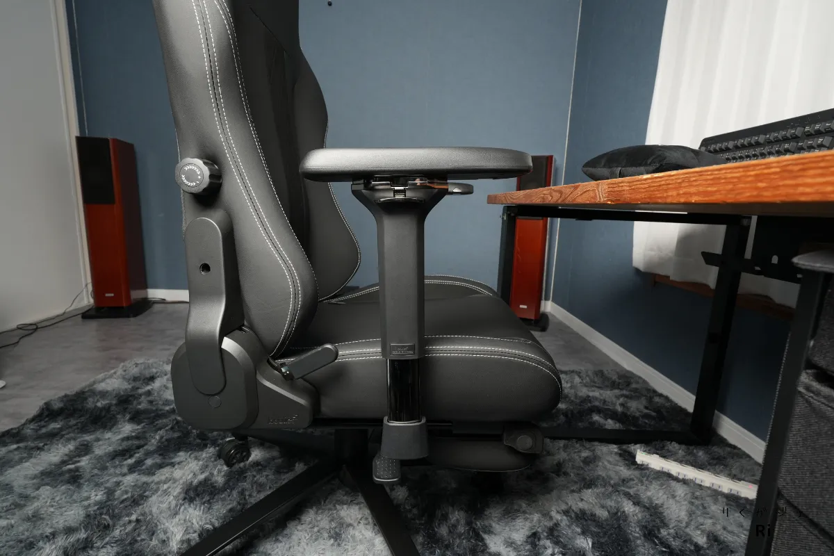 アームレストを最も高い位置(79cm)に調整したゲーミングチェアの側面