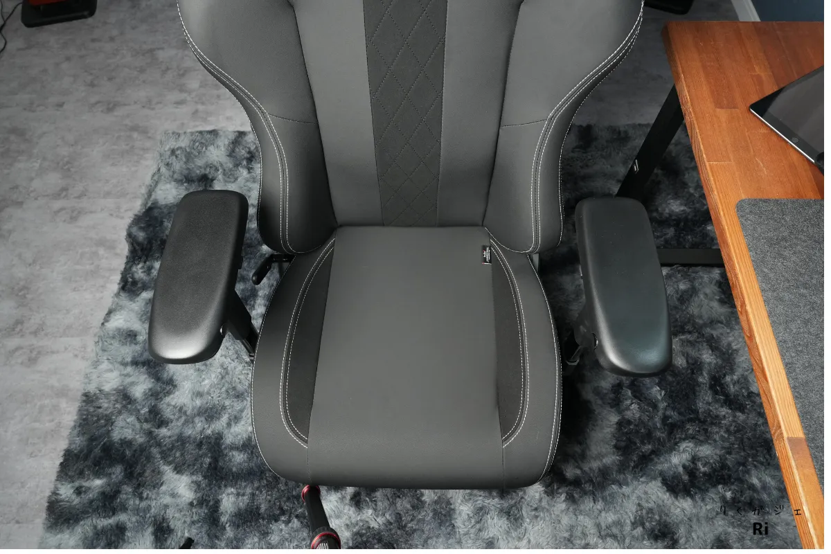 アームレストの角度がセンターの写真