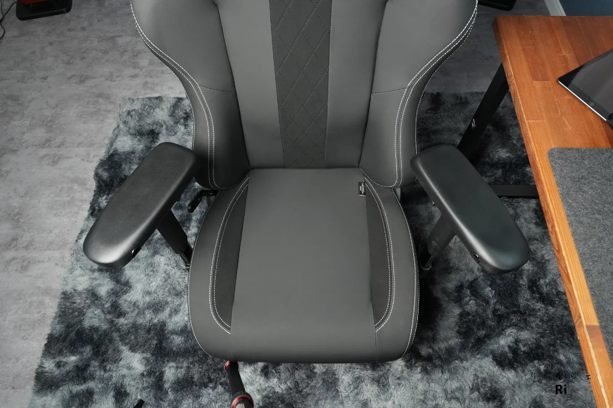 アームレストの角度が外向きの写真