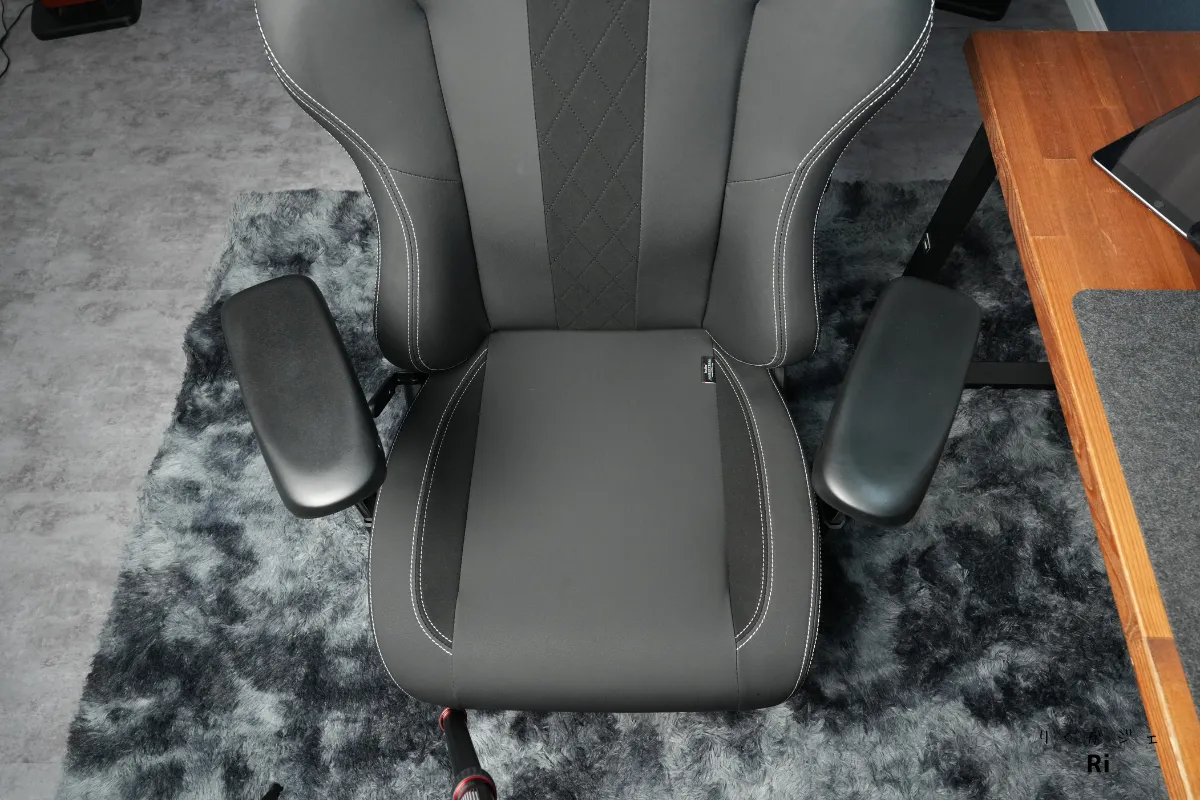 アームレストの角度が内向きの写真