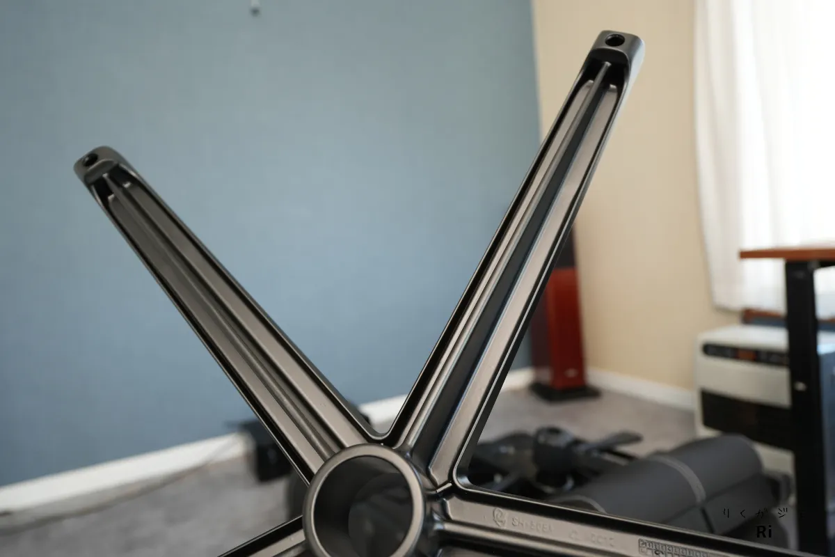 ゲーミングチェアのアルミ製スターベースの裏側をクローズアップ撮影した写真。裏面の仕上げや品質の丁寧さが分かる