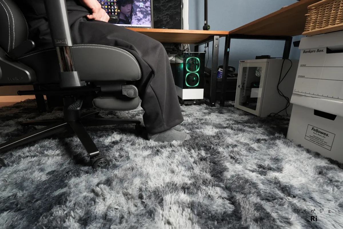 身長164cmの人がゲーミングチェアの座面高を最も低くして座ったときの足元の様子