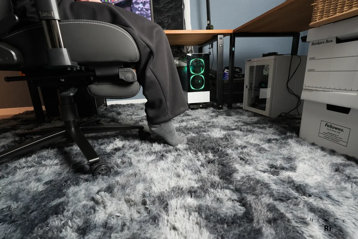 身長164cmの人が座面高を最も高くしたゲーミングチェアに座ったときの足元の様子