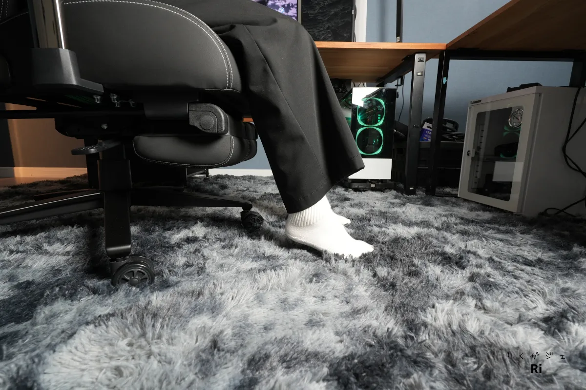 身長154cmの人が座面高を最も低くしたゲーミングチェアに座ったときの足つき