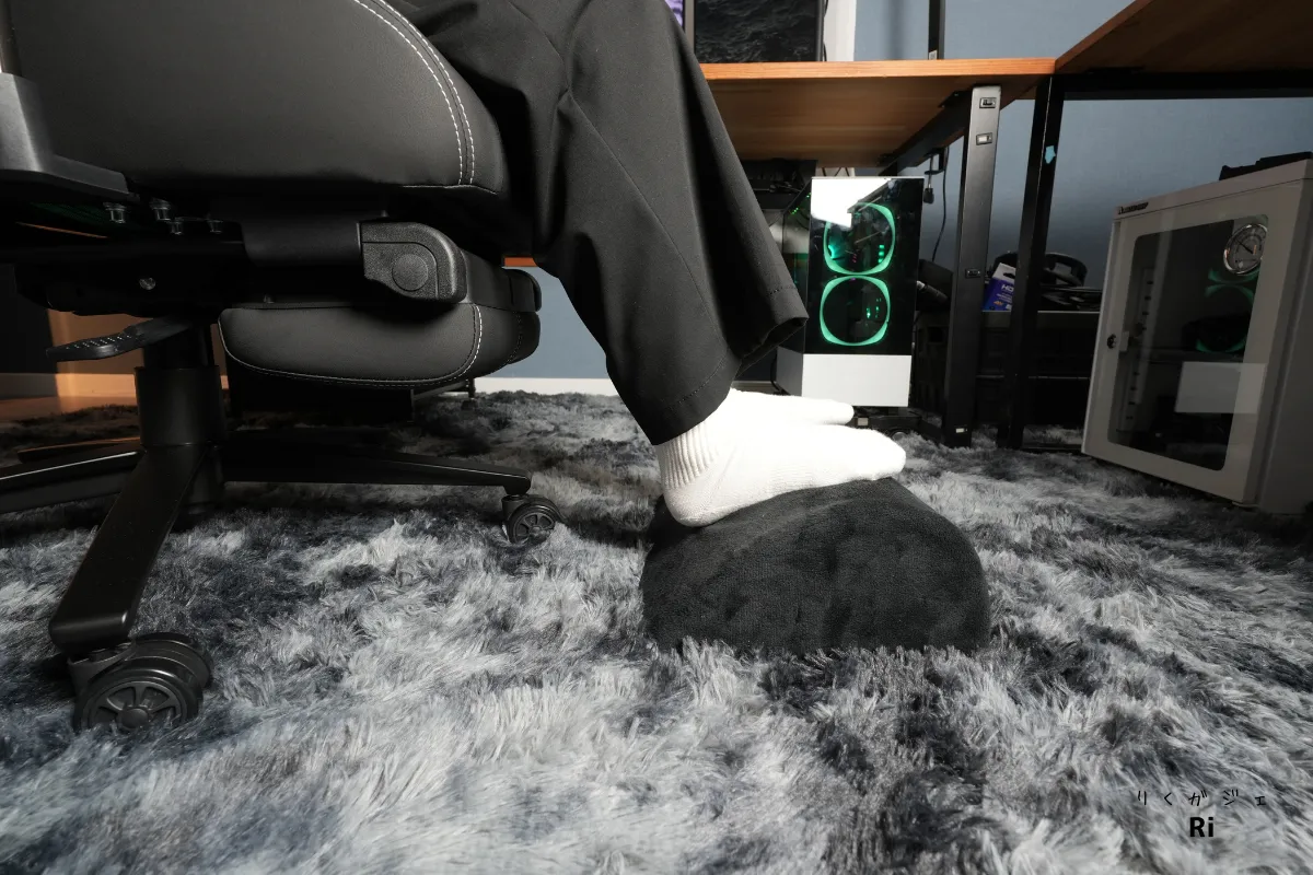 身長154cmの人が足置きを使ってゲーミングチェアに座ったときの足つき