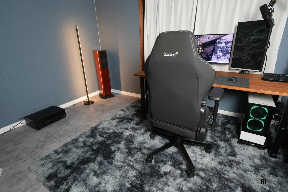 デスク前に置かれたゲーミングチェアを後ろから撮影した写真。背面に控えめなbouliesロゴが刺繍された落ち着いたデザインの様子