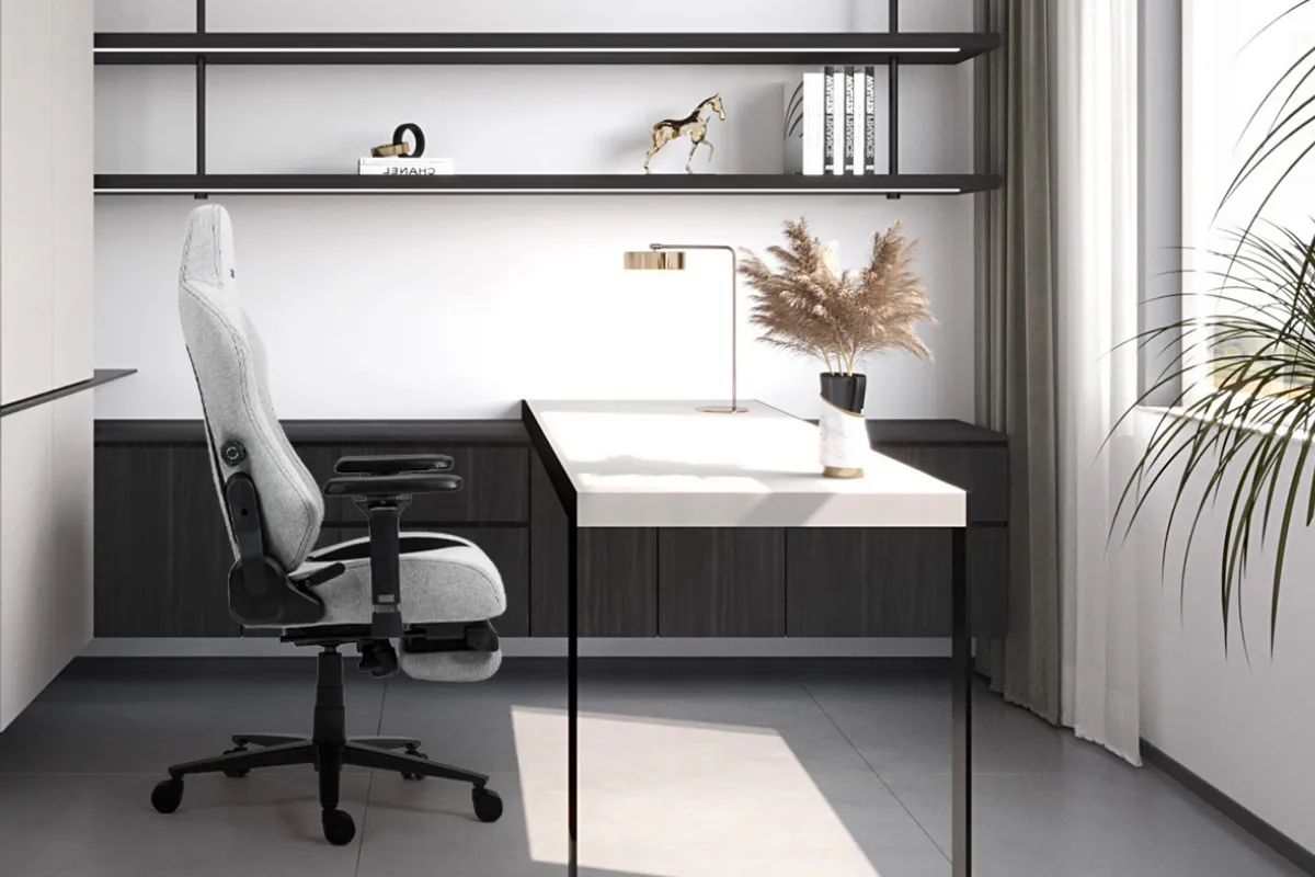 デスクに配置されたグレーのBoulies Master Rexチェアの横向き写真