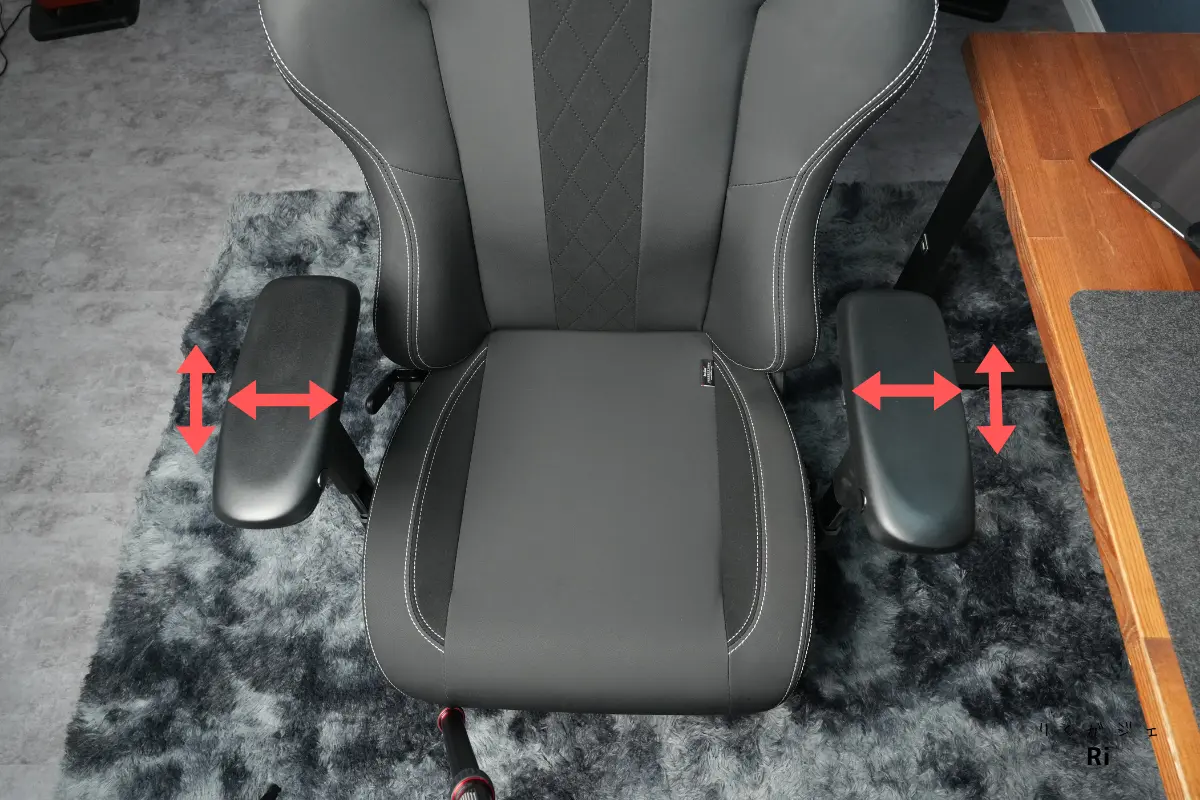 ゲーミングチェアの4Dアームレストを上下・左右に調整できる様子を示した写真