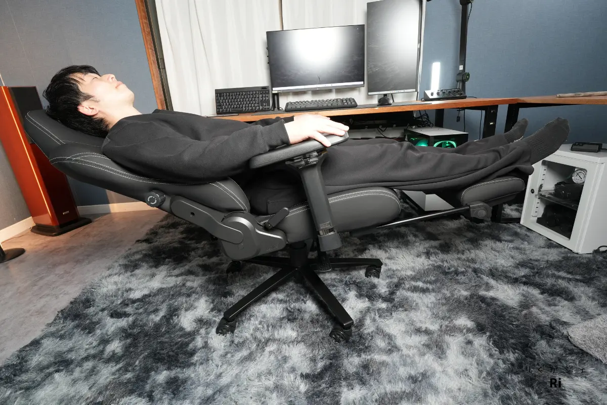 Boulies Master Rexでリクライニングし、収納式オットマンを使って脚を伸ばして休む男性の様子