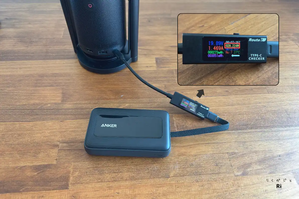 Nebula Capsule 3をモバイルバッテリー(Anker製)で充電している様子。USB-C電力チェッカーで19.89V・1.46A(約29W)の出力が確認でき、PD対応充電の様子が可視化されている。