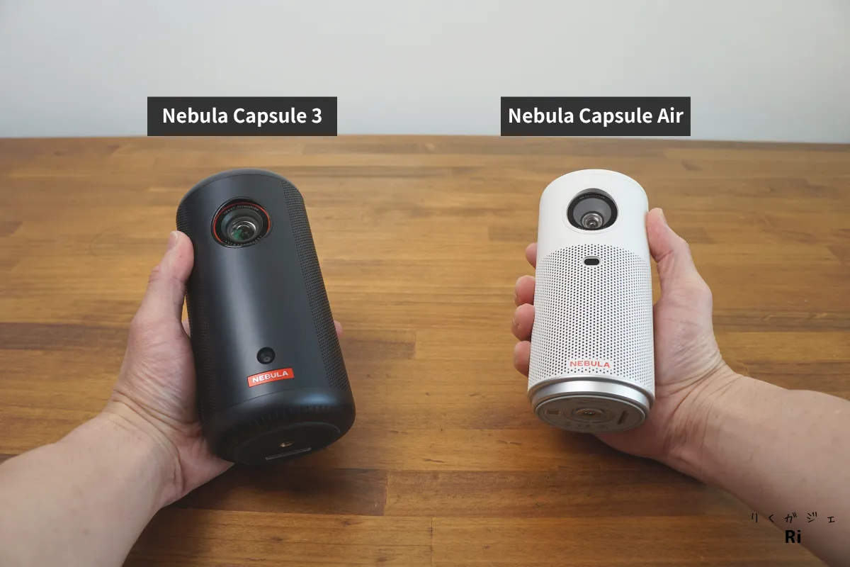 Nebula Capsule 3とCapsule Airをそれぞれ片手で持ったサイズ感比較。Capsule 3はやや大きく、Airは手のひらに収まりやすいコンパクトサイズ。