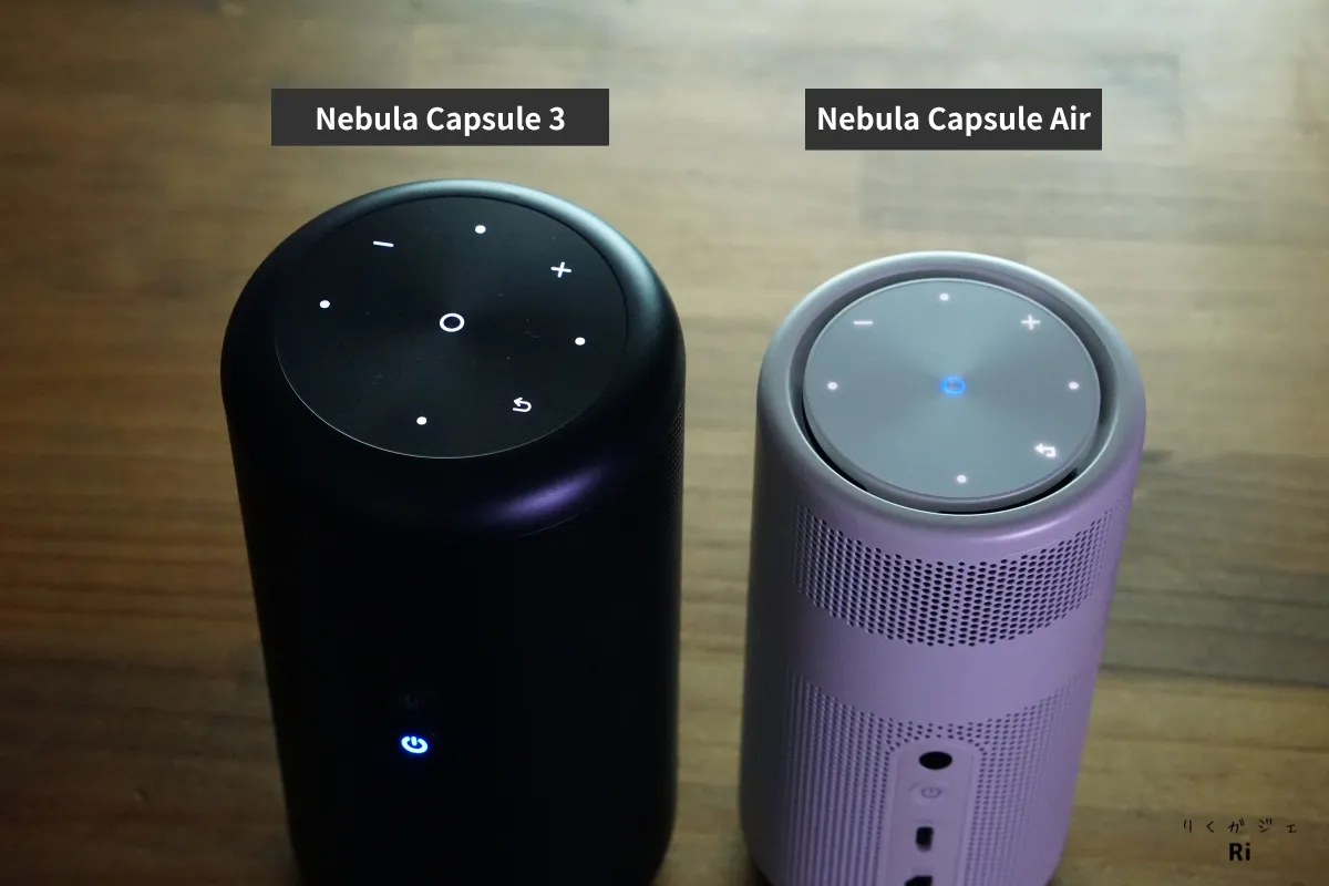 暗所で光るNebula Capsule 3とCapsule Airのタッチパネル。Capsule Airのホワイトモデルはバックライトが本体色と同化しやすい。