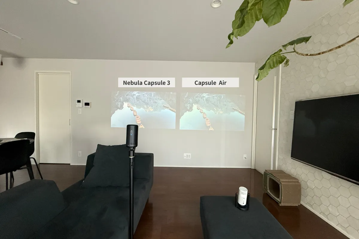 Nebula Capsule 3とCapsule Airの投影明るさを、日差しが強い午前中のリビングで比較した様子。両モデルとも明るい環境では映像が見えづらく、壁面に映像がうっすら確認できる程度。