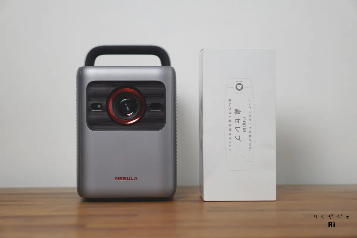 Nebula Cosmos 4K SE本体とティッシュ箱を並べたサイズ比較画像。日用品と並べることで本体の大きさが直感的にわかる。