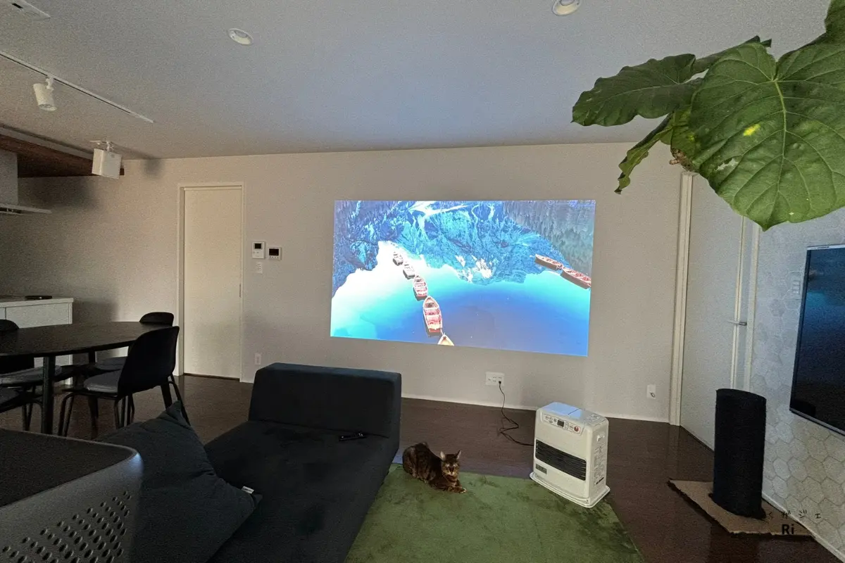 リビングの壁にNebula Cosmos 4K SEを投影した様子。日差しが届かない場所では昼間でもくっきり表示。