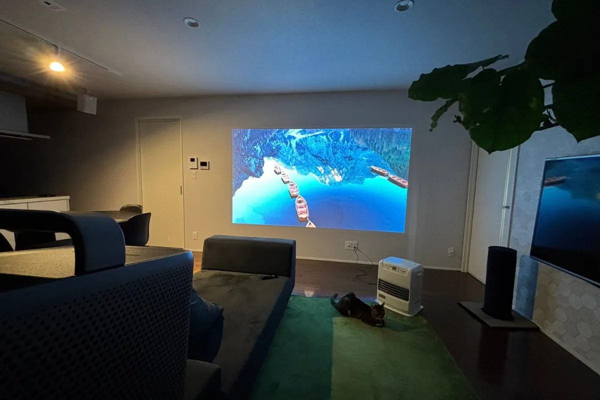 薄暗い環境でのNebula Cosmos 4K SEの投影性能テスト。照明を落とした状態でも高コントラストの鮮明な画質を確認。