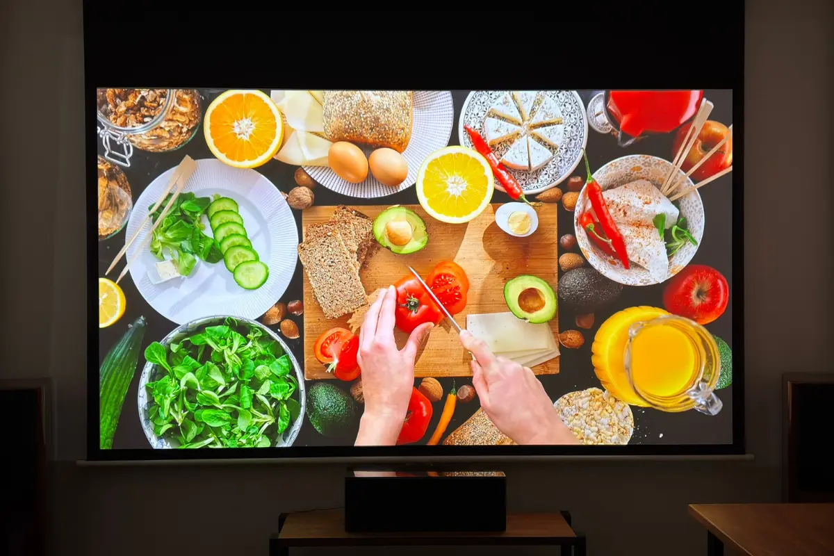 Nebula Cosmos 4K SEによる料理映像の投影シーン。野菜や果物の鮮やかな色合いがリアルに再現された高画質映像。